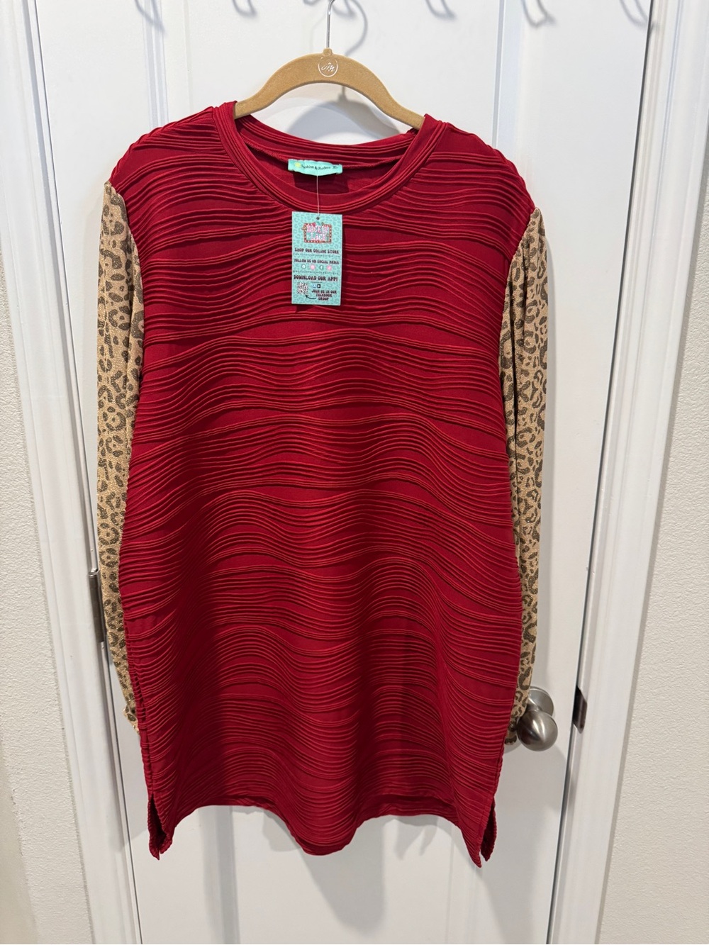 Red Wave-Texture Knit Tunic Top with Leopard gold shimmer Sleeve Accents